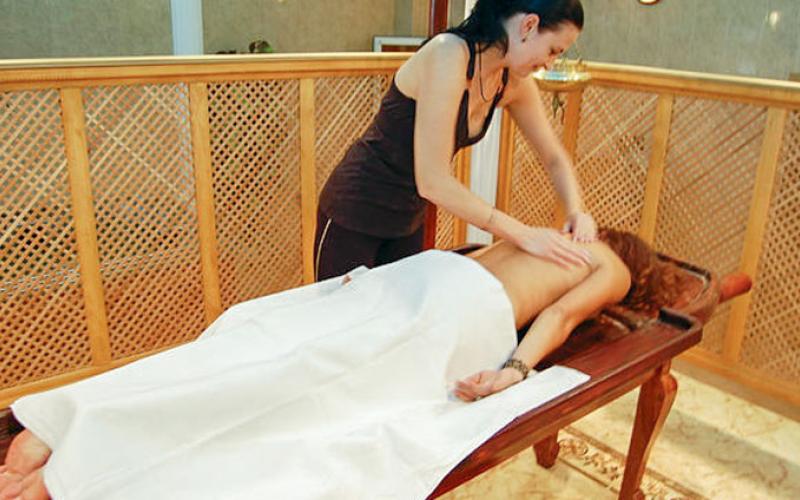 Фотография процедуры массажа в СПА-салоне санатория Вилла Арнест в Кисловодске