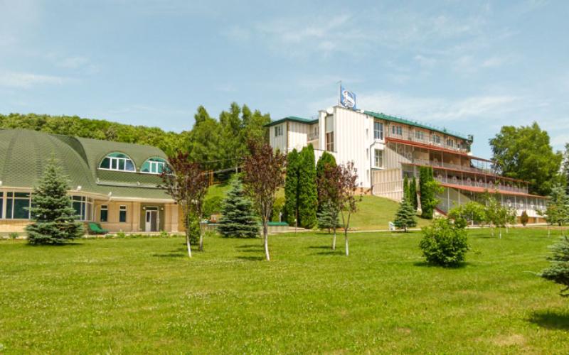 Вид на главный корпус и ухоженную территорию санатория Вилла Арнест. Кисловодск